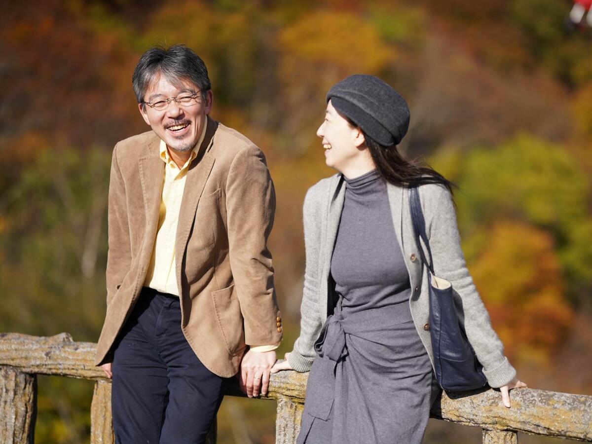 高齢夫婦の旅行風景