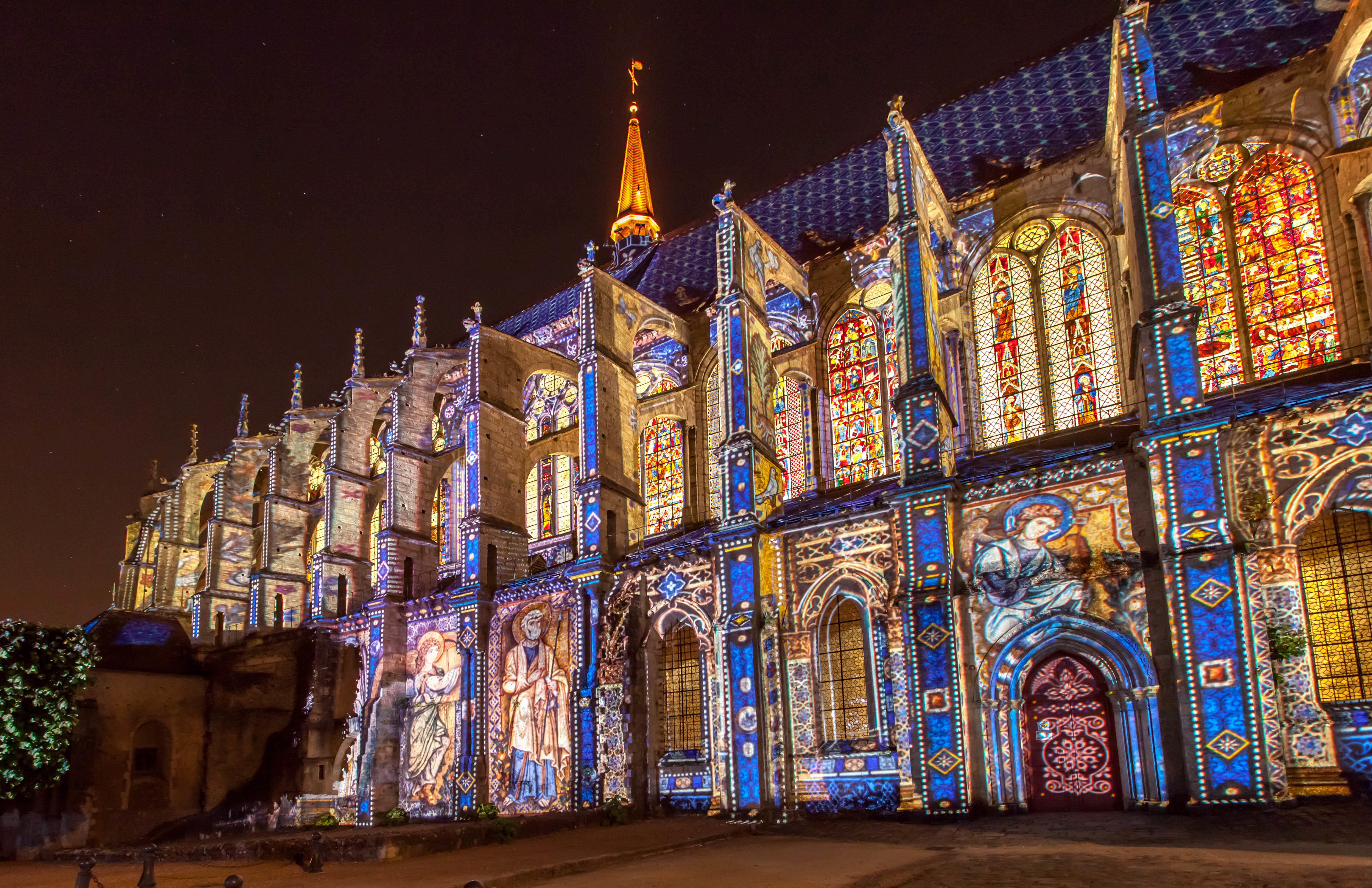 Eglise Saint-Pierre light -  Copyright ca va etre beau- Photo Cite Patrimoine - Office de Tourisme de Chartres.jpg