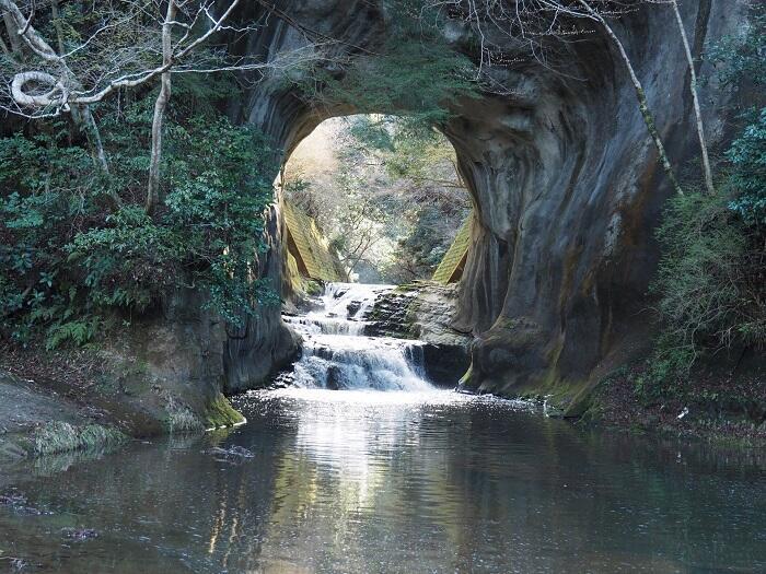 濃溝の滝　亀岩の洞窟　千葉県