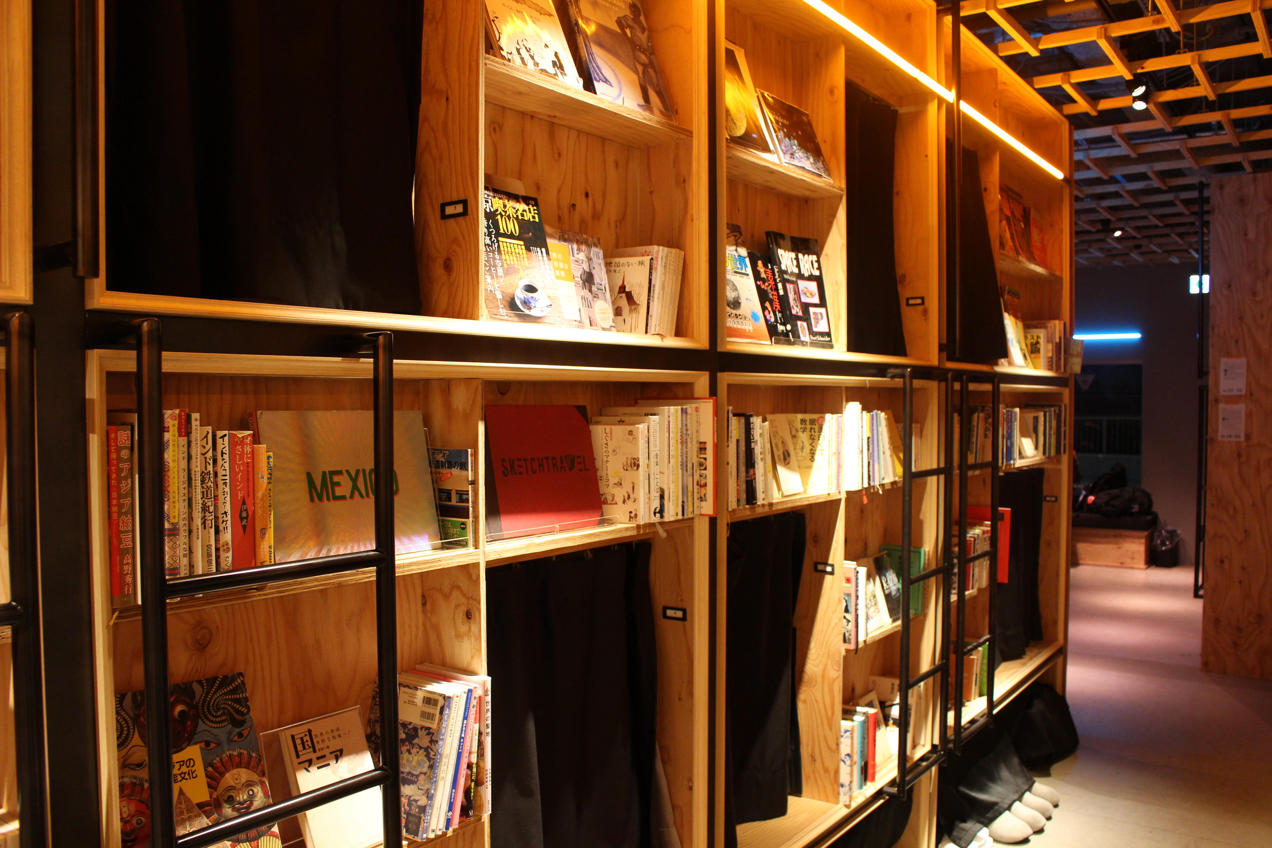 泊まれる本屋 オシャレな非日常空間 Book And Bed Tokyo 新宿店 たびこふれ