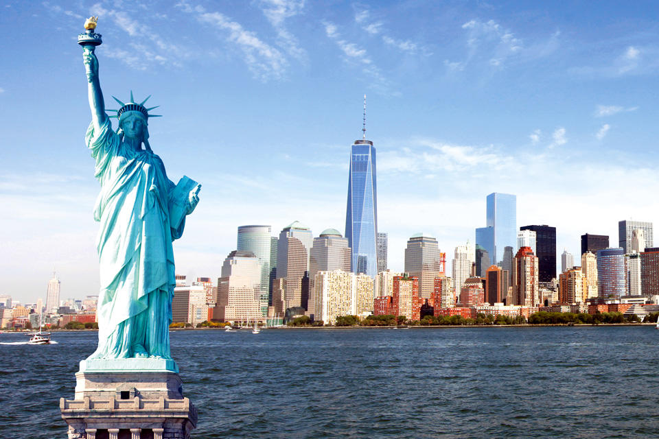 世界の中心 ニューヨーク を見守る 自由の女神 は 夢に溢れた移民たちの象徴でもあった たびこふれ
