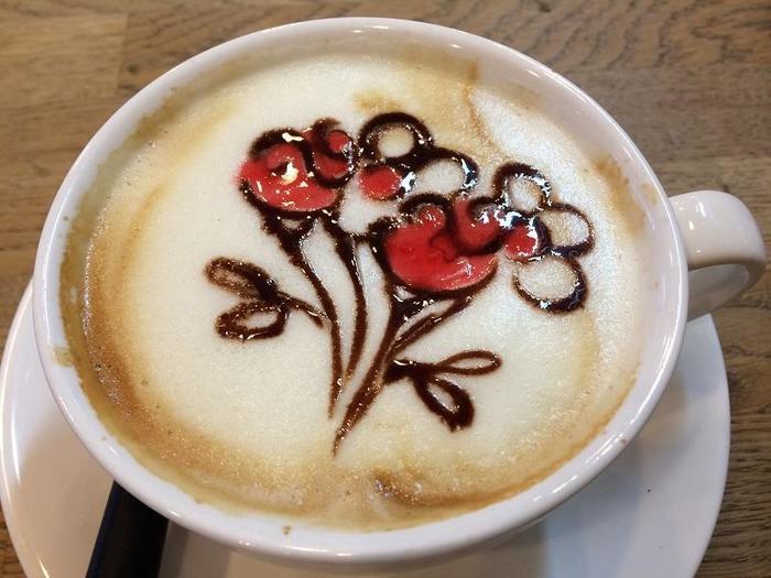 アイルランドで楽しむ素敵なコーヒーアート 笑顔が絶えない小さなカフェ Beanhive たびこふれ