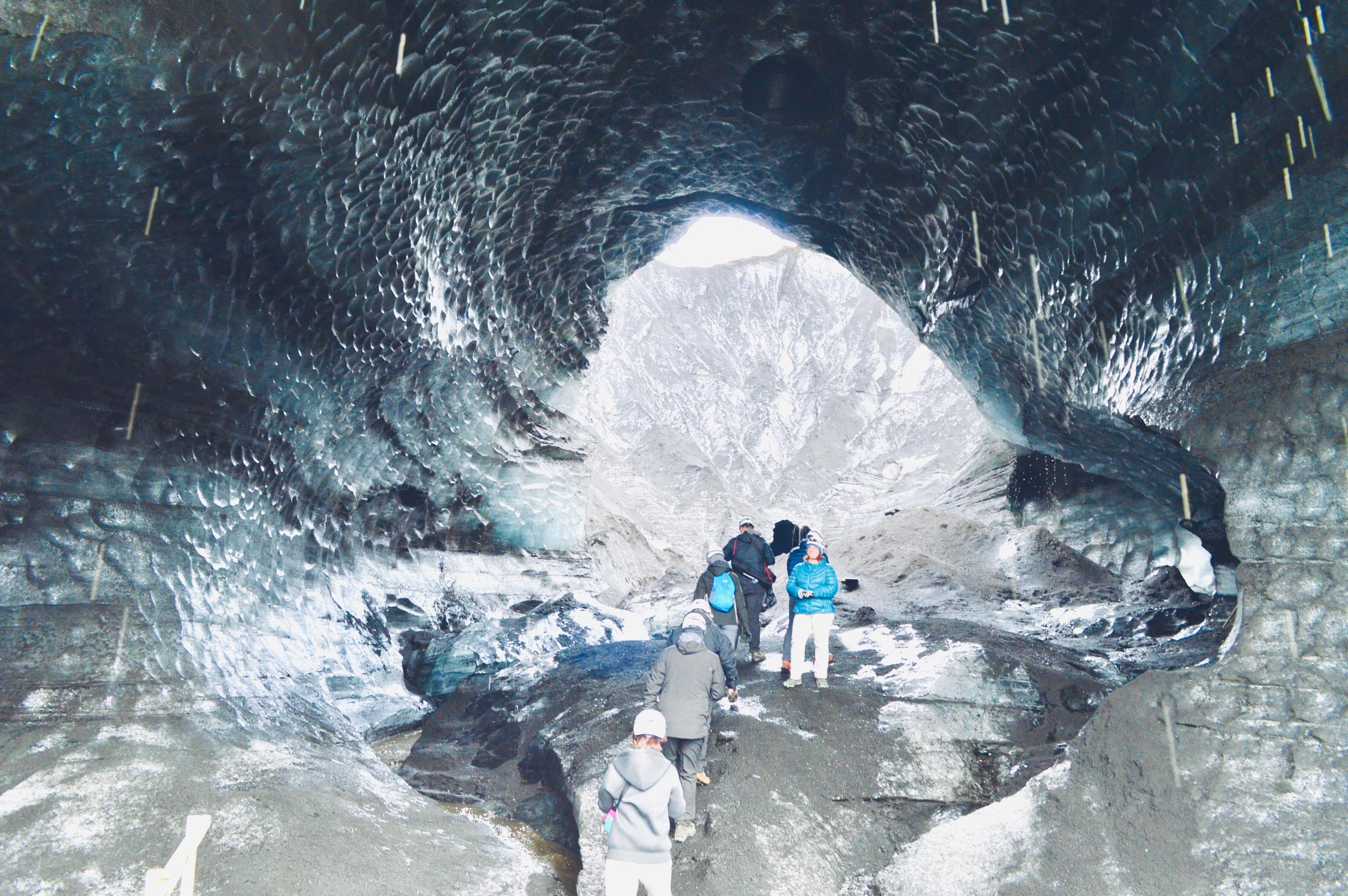 幻想的なブラックアイスケーブ アイスランドで氷の洞窟を探検 たびこふれ