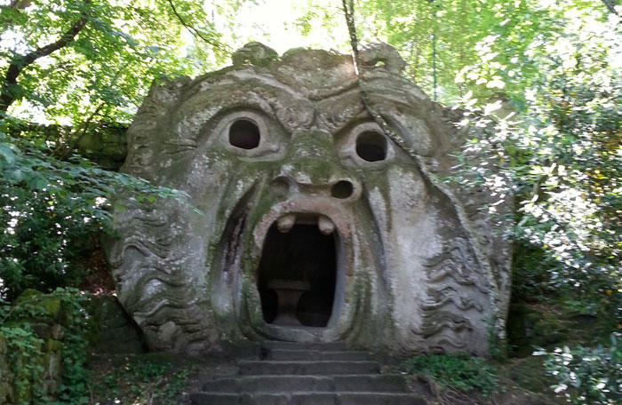 奇妙で独創的な彫像がある聖なる森イタリア 怪物公園 たびこふれ
