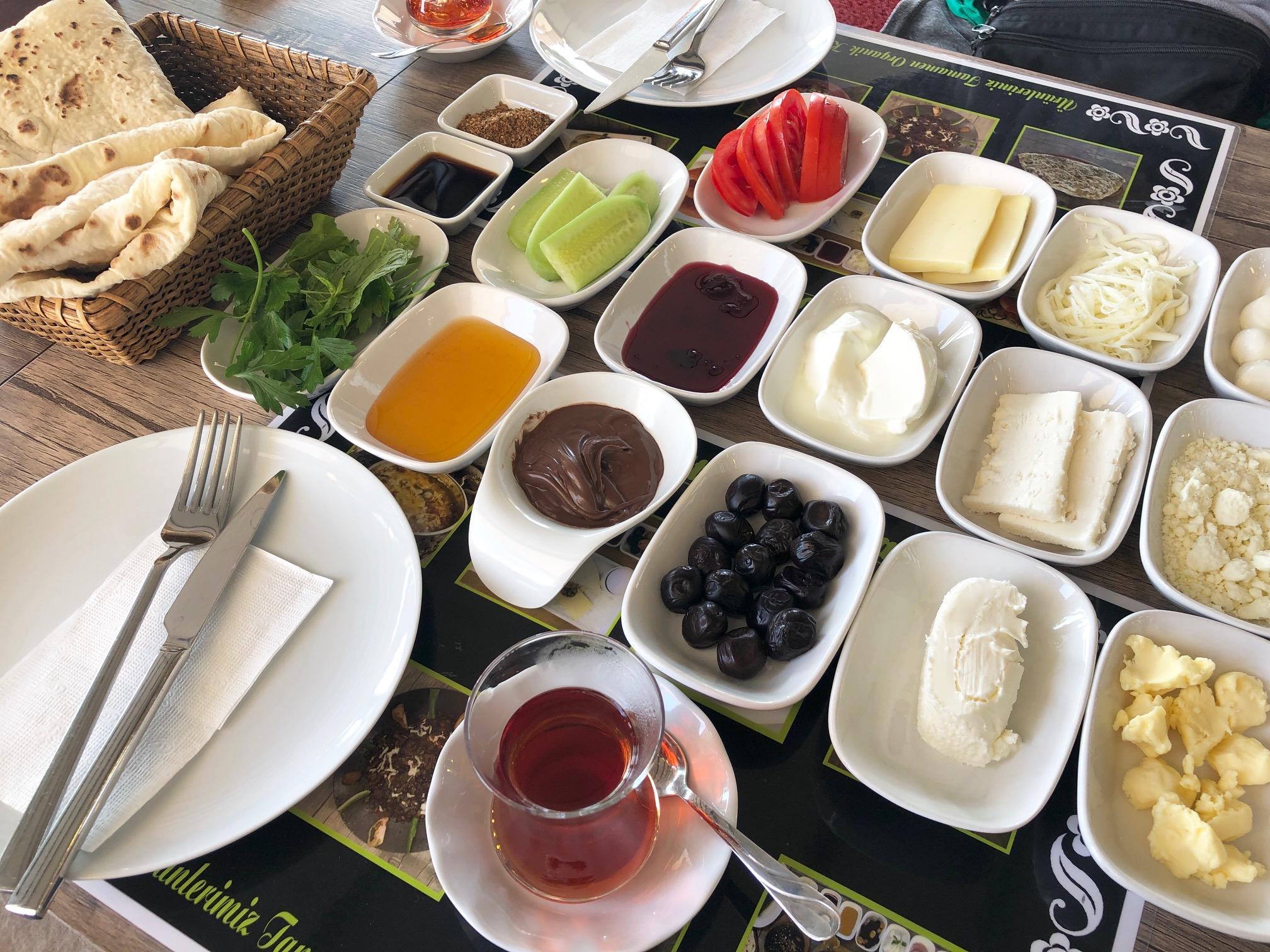トルコ 田舎の朝食専門店 カフヴァルトゥ たびこふれ