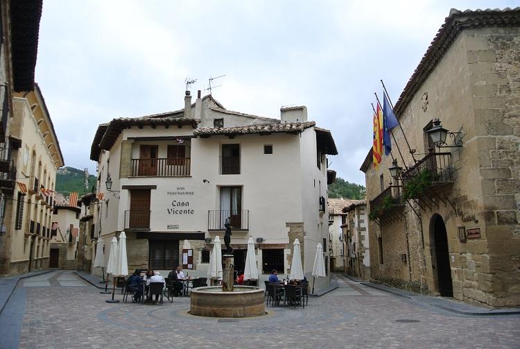 スペインでもっとも美しい村々のひとつアラゴン地方の中世感漂うルビエロス デ モラ たびこふれ