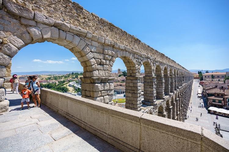 世界遺産のローマ水道橋や白雪姫のお城があるスペイン中央部の町セゴビア たびこふれ