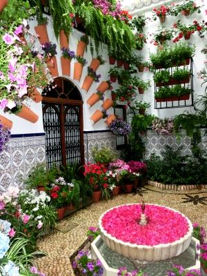 色あざやかな花で溢れるコルドバのパティオ祭り たびこふれ