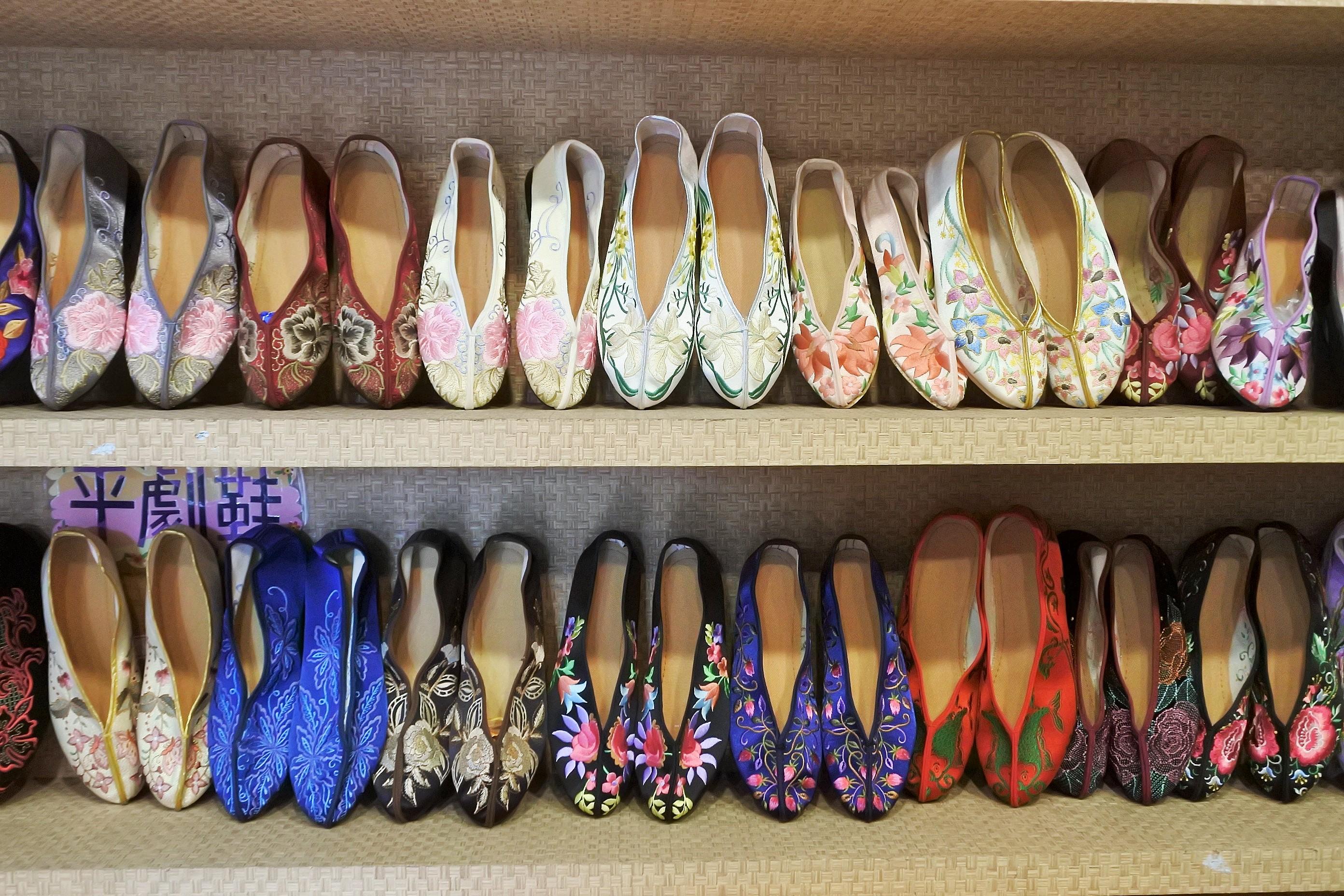 台湾みやげにいかが プチプラでレトロかわいい伝統刺繍靴 たびこふれ
