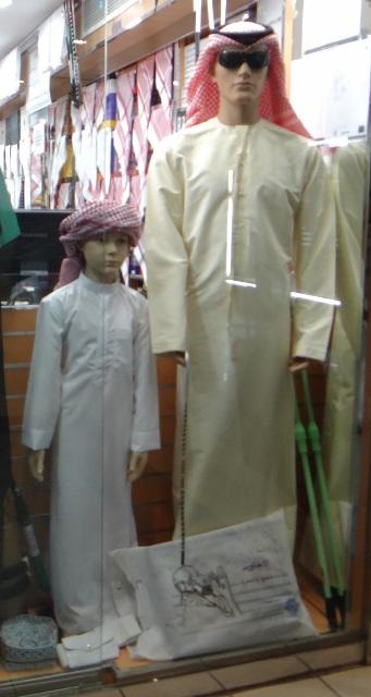 UAEローカルの服装は？男性のカンドゥーラと女性のアバヤ。お土産で 