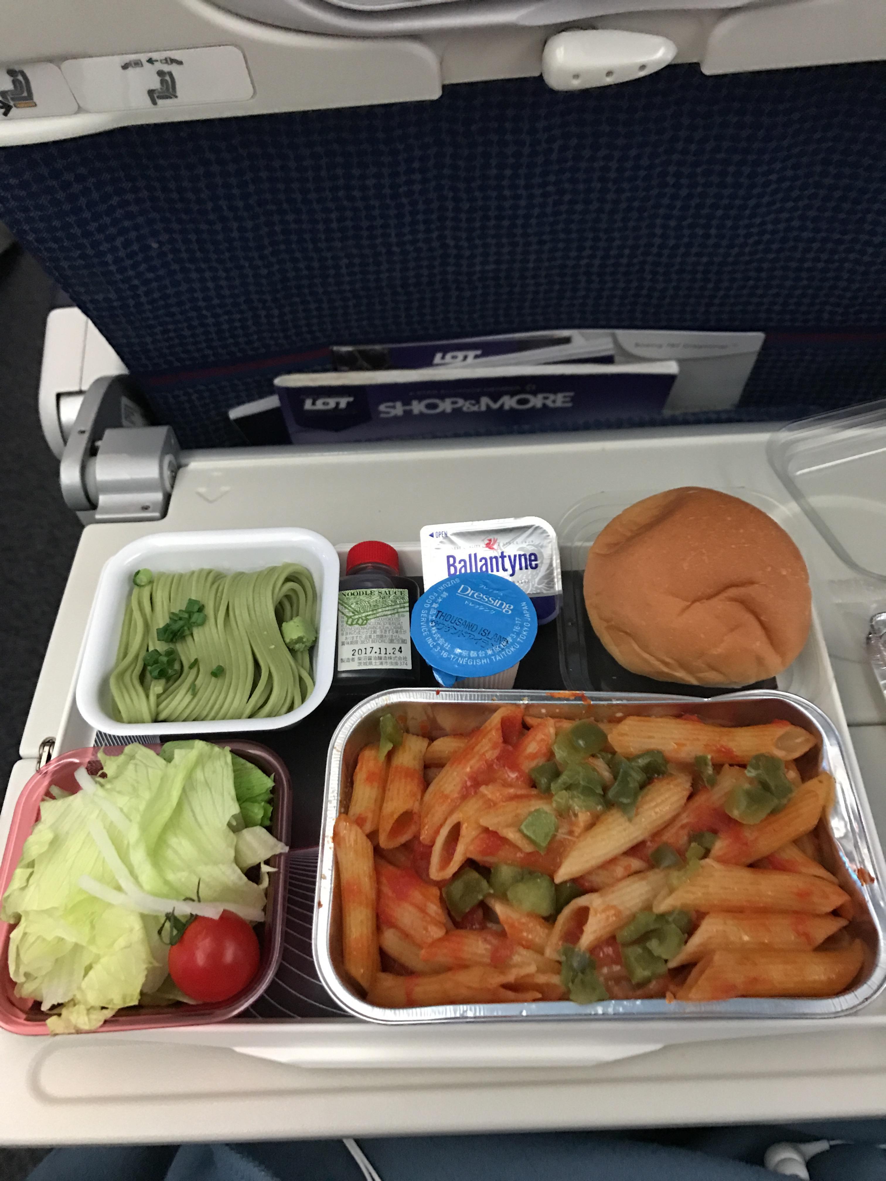 Lotポーランド航空搭乗記 エコノミークラスの機内食やエンタメなどをレポートします たびこふれ