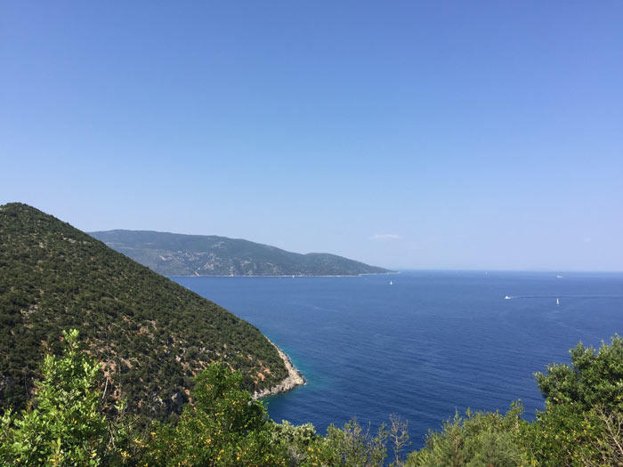 ギリシャ旅行記 その1 ケファロニア島 驚くほどに美しい緑豊かな楽園のような島 たびこふれ