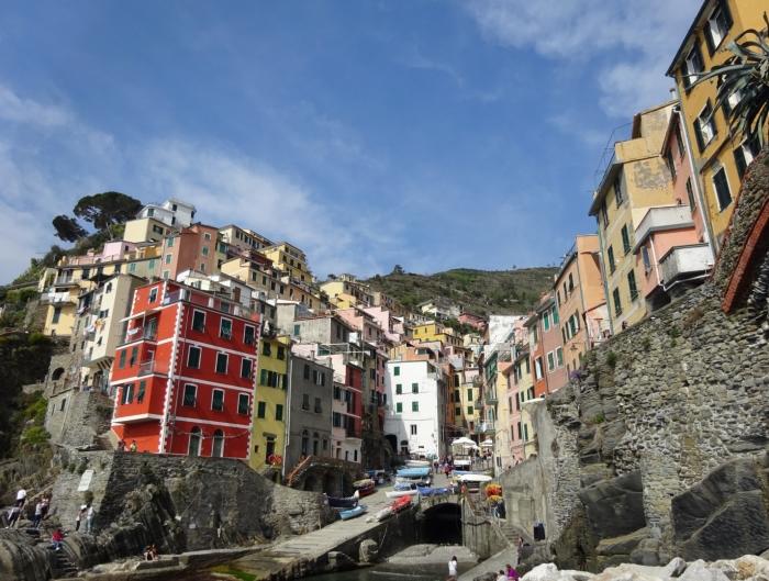 カラフルな港町 イタリア チンクエテッレのリオマッジョーレは散策にピッタリ たびこふれ