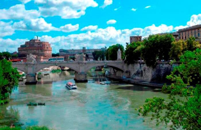 映画のロケ地にもなったサンタンジェロ橋がかかる ローマのテヴェレ川って たびこふれ