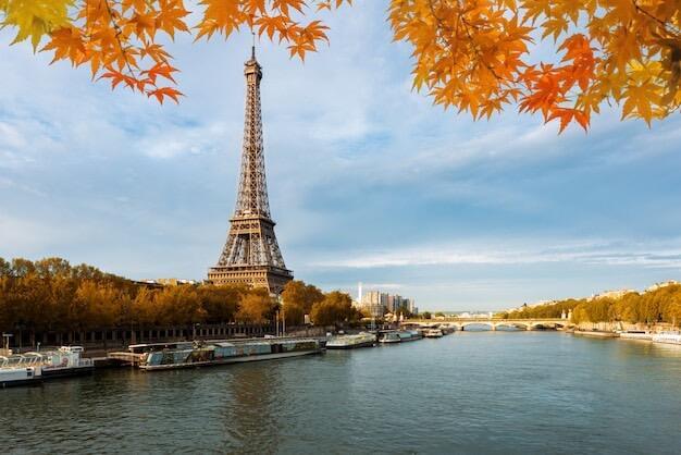 パリの街　セーヌ川とエッフェル塔