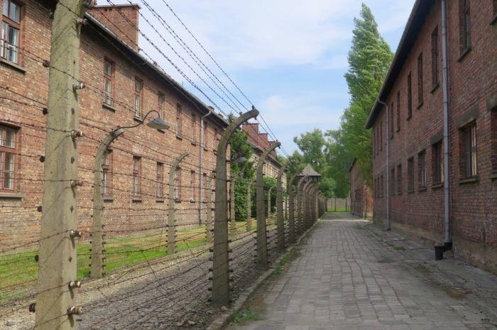 ポーランドの 負の世界遺産 ホロコーストが行われたアウシュヴィッツ強制収容所を訪れ平和とは何かを考えてみよう たびこふれ